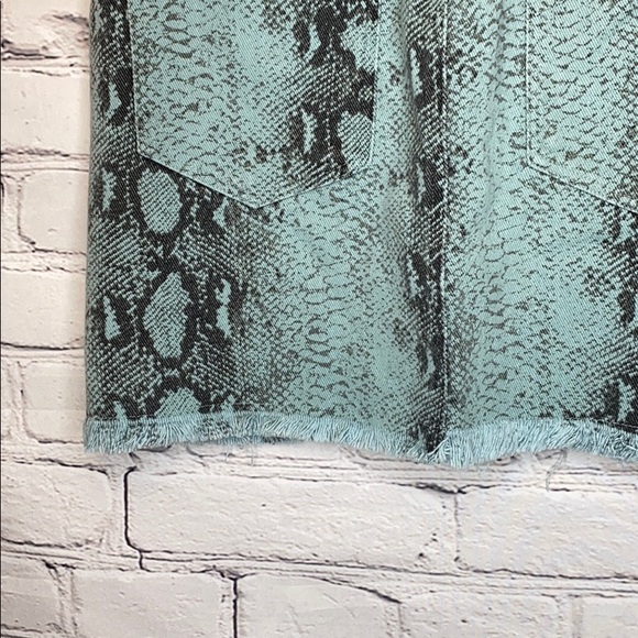 Blue Blush Blue Gray Snake Print Frayed Hem Skirt Size Medium - Picture 11 of 13